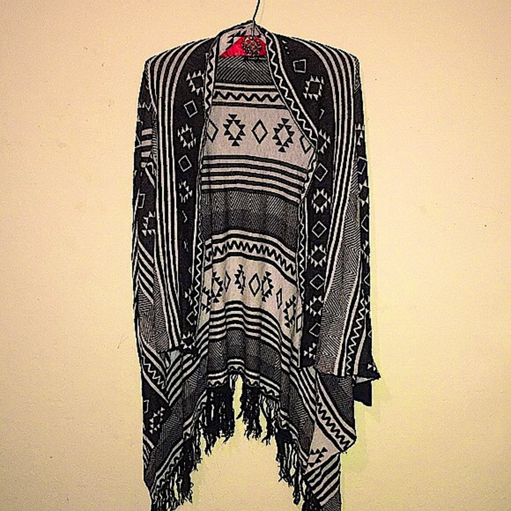 HAUTE MONDE Size L sweater with cream and white with Aztec print